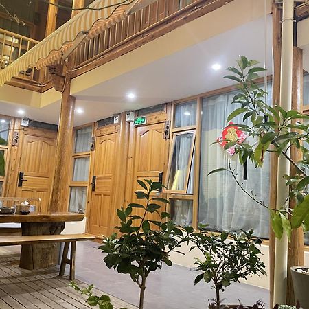 Big Tree Guesthouse - Naxi Old Style Lijiang  Buitenkant foto