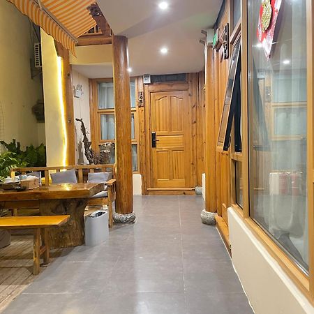 Big Tree Guesthouse - Naxi Old Style Lijiang  Buitenkant foto
