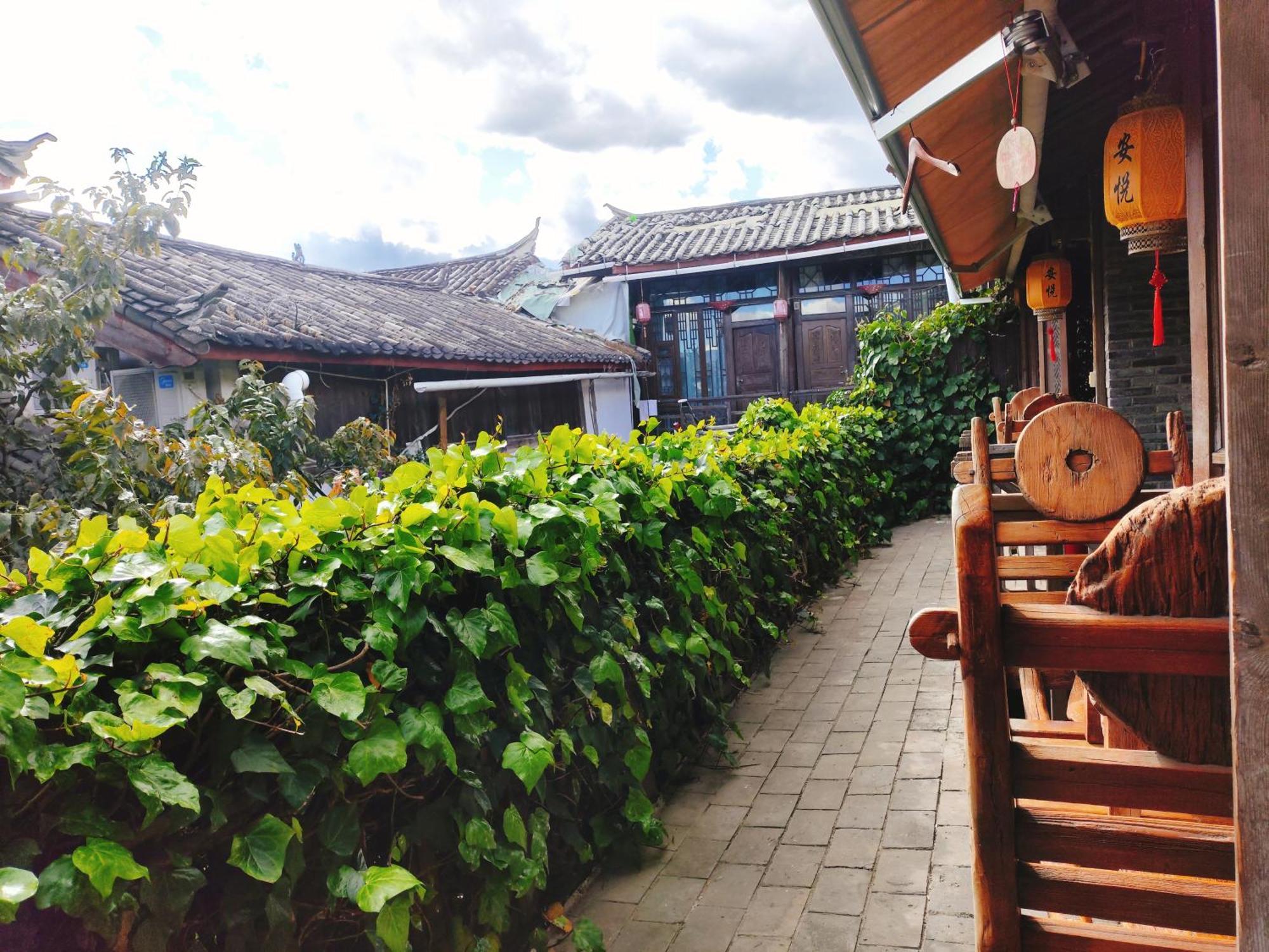 Big Tree Guesthouse - Naxi Old Style Lijiang  Buitenkant foto