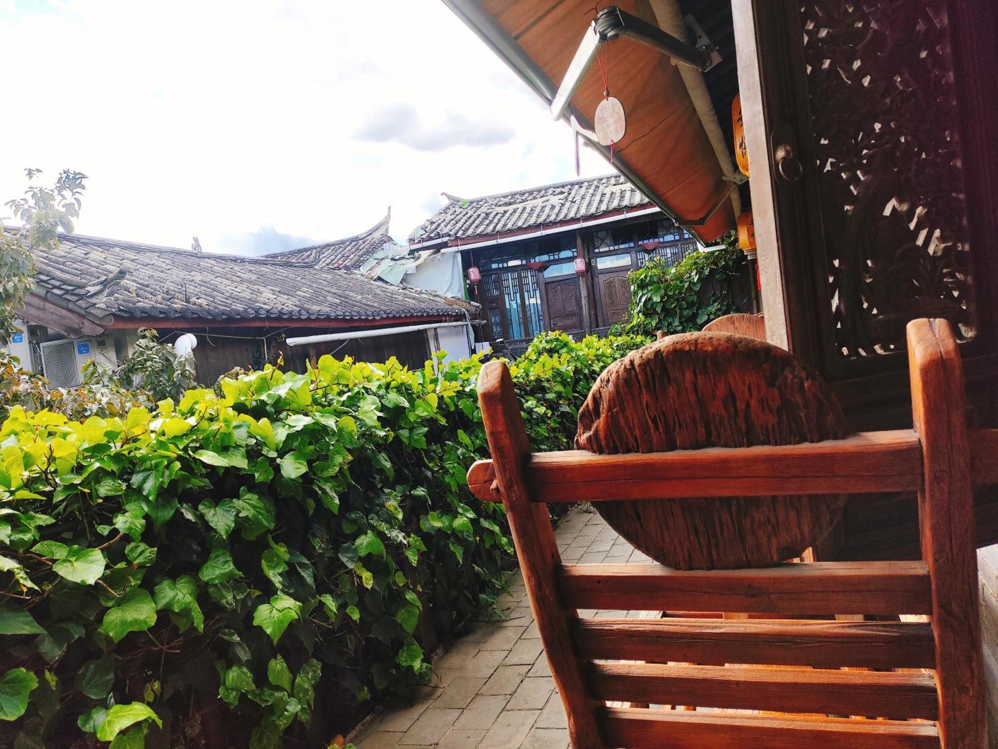Big Tree Guesthouse - Naxi Old Style Lijiang  Buitenkant foto