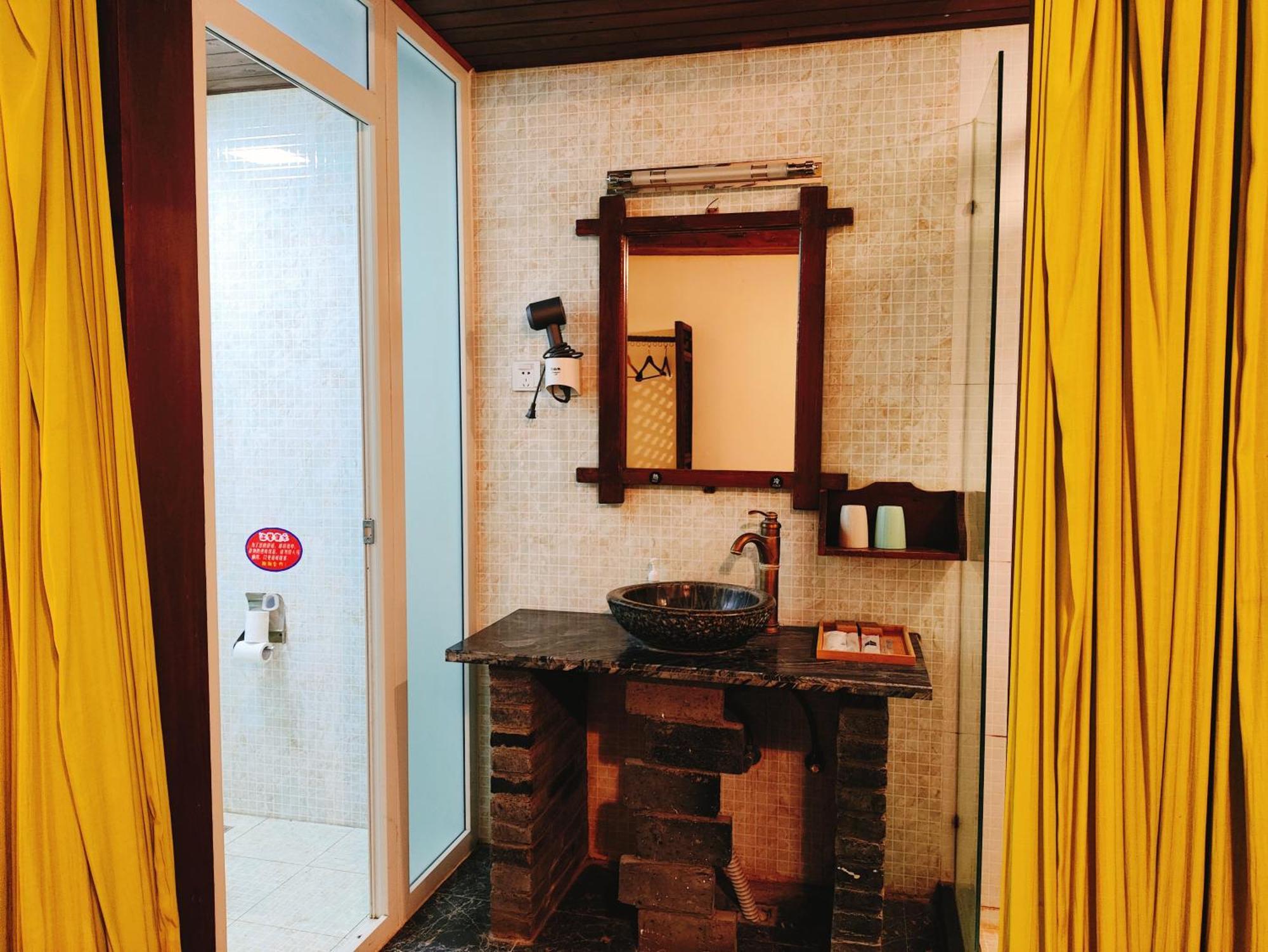 Big Tree Guesthouse - Naxi Old Style Lijiang  Buitenkant foto