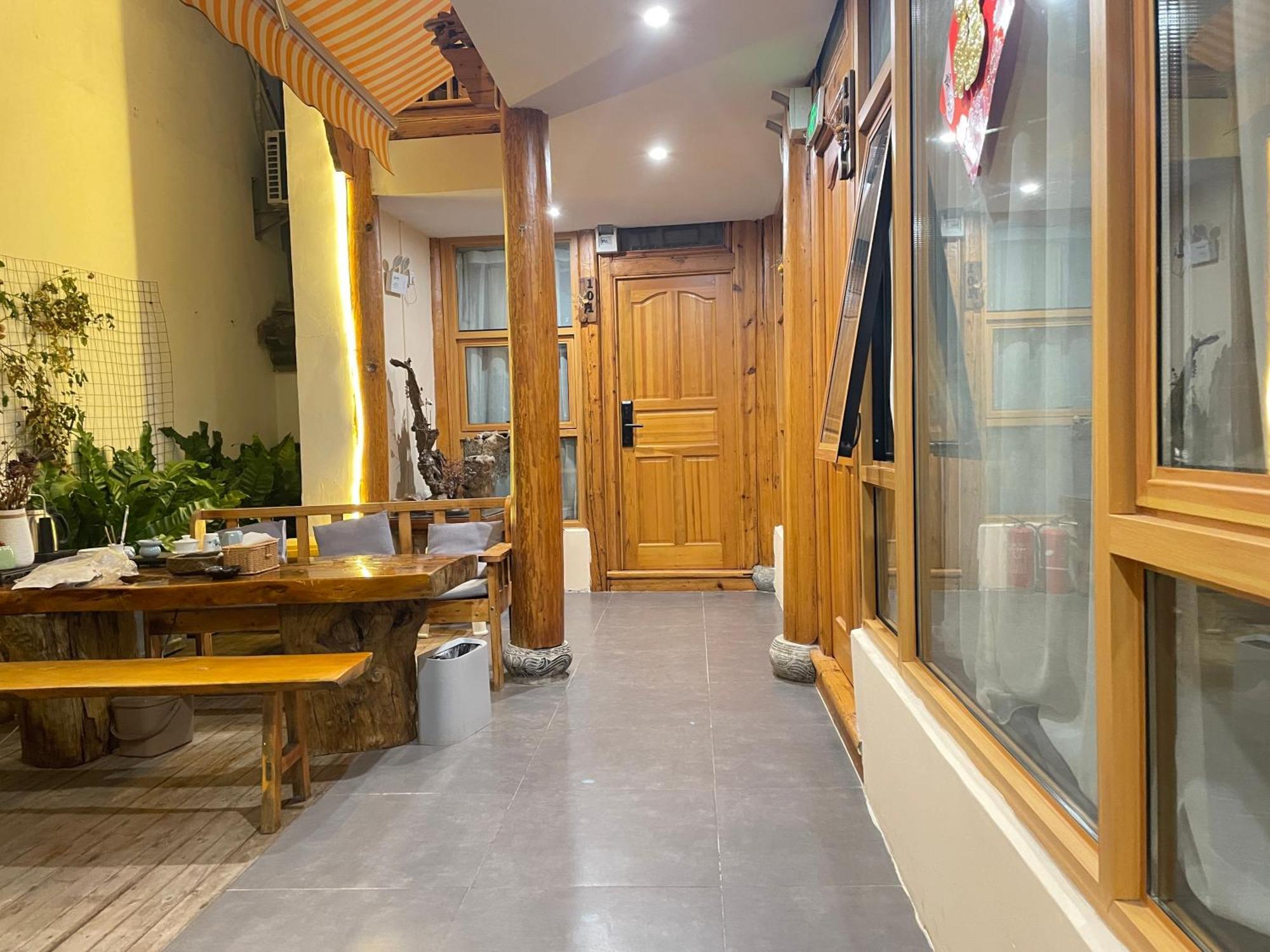 Big Tree Guesthouse - Naxi Old Style Lijiang  Buitenkant foto