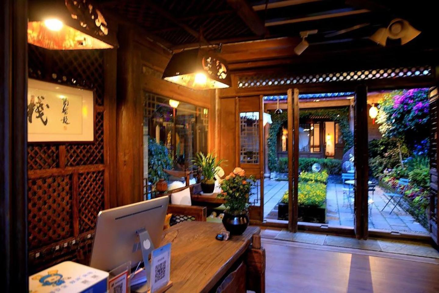Big Tree Guesthouse - Naxi Old Style Lijiang  Buitenkant foto